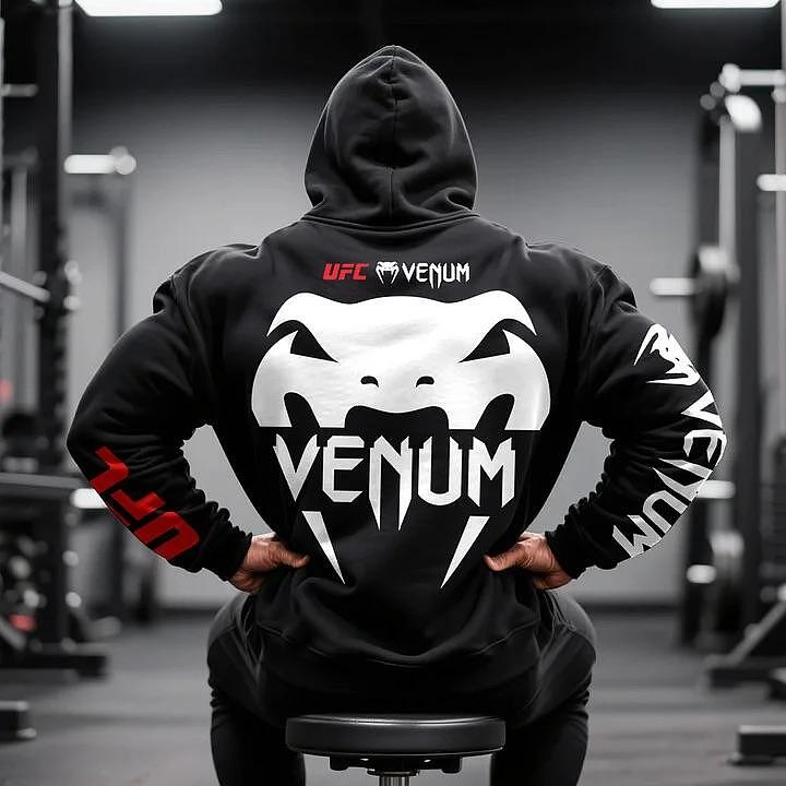 Czarna bluza męska UFC Venum, z tyłu, model do siłowni, z kapturem i białym nadrukiem logo Venum, czerwonym UFC.