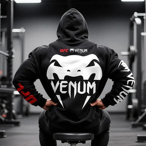 Czarna bluza męska UFC Venum, z tyłu, model do siłowni, z kapturem i białym nadrukiem logo Venum, czerwonym UFC.