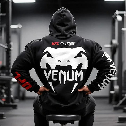 Czarna bluza męska UFC Venum, z tyłu, model do siłowni, z kapturem i białym nadrukiem logo Venum, czerwonym UFC.