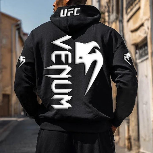 Czarny sportowy hoodie Bluza Venn z kapturem i białym logo UFC/Venum, noszony od tyłu, w miejskim otoczeniu.