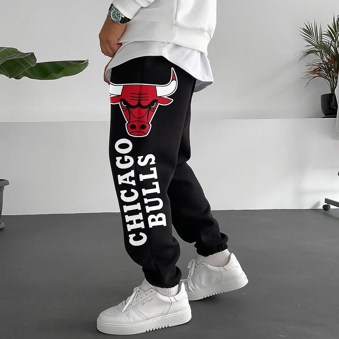 Spodnie OVERSIZED Bulls czarne, z bawełny spienionej, z logo Chicago Bulls, noszone przez modela.