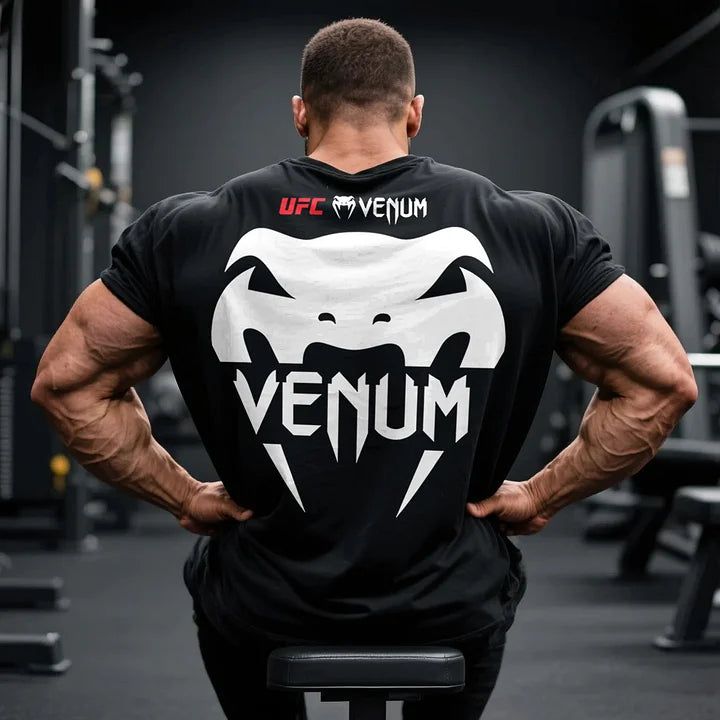 Czarna koszulka męska UFC Venum, z bawełny organicznej, z białym nadrukiem logo Venum na plecach. Idealna do Komplet u sportowego.