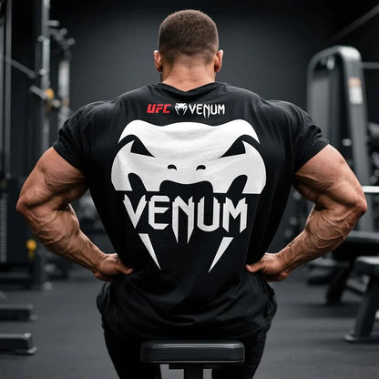 Czarna koszulka męska UFC Venum, z bawełny organicznej, z białym nadrukiem logo Venum na plecach. Idealna do Komplet u sportowego.