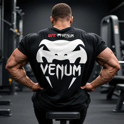 Czarna koszulka męska UFC Venum, z bawełny organicznej, z białym nadrukiem logo Venum na plecach. Idealna do Komplet u sportowego.