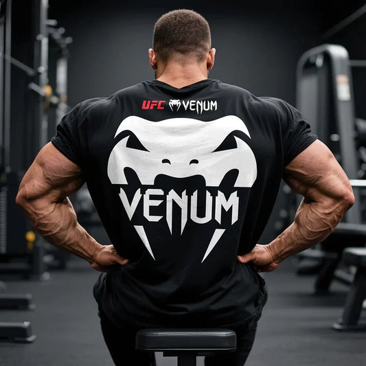 Czarna koszulka męska UFC Venum, z bawełny organicznej, z białym nadrukiem logo Venum na plecach. Idealna do Komplet u sportowego.
